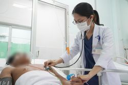 Người đàn ông nhập viện khẩn kèm con rắn hổ chúa nặng 2kg