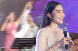 Danh tính chàng trai có thể thoải mái nắm tay nhảy múa cùng Nam Em trên sân khấu