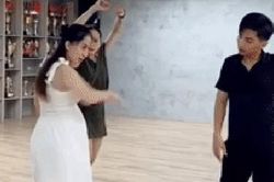 Khánh Thi 'bụng bầu vượt mặt' vẫn đi chân đất dạy Phan Hiển nhảy