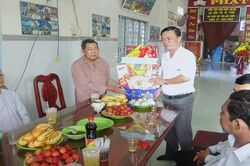 Lãnh đạo huyện Tri Tôn chúc mừng Đại lễ khai sáng đạo Phật giáo Hòa Hảo