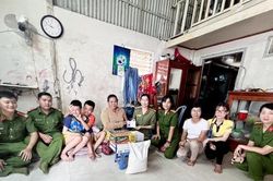 Thăm hỏi, tặng quà cho con phạm nhân: Mô hình nhân văn ở An Giang