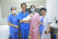 Nuôi sống thành công bé gái sinh non nặng 400g