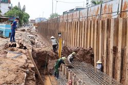 Hà Nội yêu cầu làm rõ trách nhiệm chậm tiến độ thi công đê Hữu Hồng