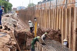 Hà Nội: Yêu cầu làm rõ trách nhiệm chậm tiến độ thi công đê hữu Hồng