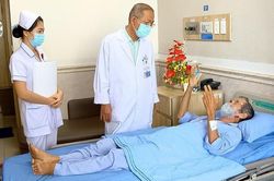 Kim khâu dài 4 cm trong cổ họng người đàn ông