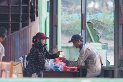 Công nhân đội nắng tháo dỡ con tàu cuối cùng ra khỏi Hồ Tây