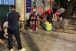 Nửa đêm, phụ huynh vây kín cổng trường tìm 'cửa' vào lớp 10 cho con