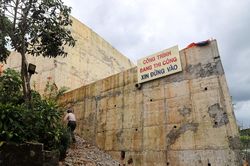 Cận cảnh bờ taluy cao 18 m không phép ở Bảo Lộc bị đứt gãy, chờ sập