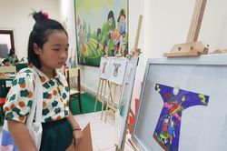 Học sinh quảng bá di sản Huế trên tranh vẽ áo dài