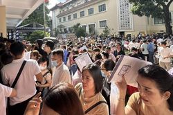 Phụ huynh xếp hàng xuyên đêm giành suất vào 10, Hà Nội chỉ đạo 'nóng'