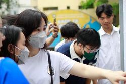 Cập nhật điểm thi, điểm chuẩn lớp 10 trên cả nước: Nơi cao vút, chỗ thấp lè tè
