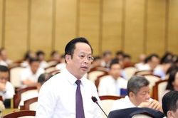 Phụ huynh vật vã nộp hồ sơ cho con: Giám đốc Sở GD&ĐT khẳng định không thiếu chỗ học!