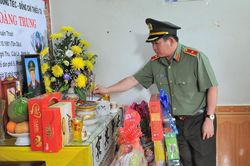 Thiếu tướng Đinh Văn Nơi thăm hỏi gia đình liệt sĩ tại Đắk Lắk