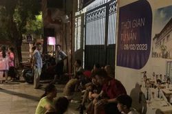 Clip phụ huynh Hà Nội xuyên đêm đi giành suất lớp 10 cho con