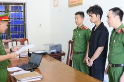 Bắt thanh niên không đội mũ bảo hiểm, lao xe máy SH vào CSGT