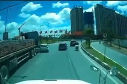 Xe taxi chuyển làn ẩu, thản nhiên tạt đầu xe đầu kéo chở gạch
