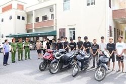Khởi tố 15 đối tượng vác hung khí lạng lách, đánh võng trên đường