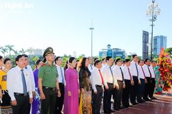 HĐND tỉnh Nghệ An dâng hoa tưởng niệm Chủ tịch Hồ Chí Minh