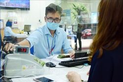 Lãi suất giảm nhanh, tiền gửi ngân hàng liệu có chuyển hướng?