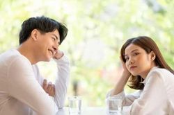 Đi chơi lần đầu, bạn trai chia đôi hóa đơn nhưng vẫn tiếp tục tán tỉnh tôi