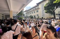 Phụ huynh xếp hàng nộp hồ sơ lớp 10, Hà Nội ra công văn 'khẩn'