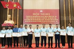 Văn Bàn: Khen thưởng 15 tập thể, 25 cá nhân có thành tích trong 20 năm Ngày hội đại đoàn kết toàn dân tộc