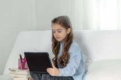 Dạy trẻ 6-8 tuổi sử dụng Internet an toàn