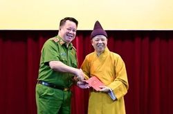 Tăng ni sinh Học viện Phật giáo tham gia kích hoạt tài khoản định danh điện tử VNeID