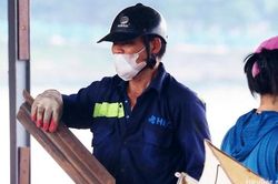 Hàng chục công nhân đội nắng di chuyển 80 tấn sắt ra khỏi Hồ Tây
