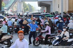 Hà Nội: Rào chắn đường Nguyễn Trãi ùn tắc kéo dài, giao thông hỗn loạn