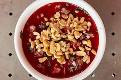 Nhiều người cùng nhập viện nghi do ăn tiết canh bò