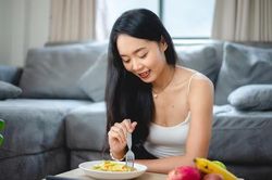 'Bữa tối của một cô gái' gây tranh cãi trên TikTok