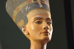 Bức tượng bán thân Nefertiti: 'Nữ hoàng' bí ẩn, cuốn hút suốt 3.500 năm