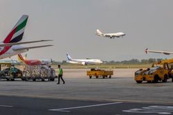 Ớn lạnh những vụ máy bay suýt va vào nhau trên đường băng