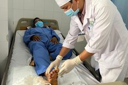 Người đàn ông bị đứt lìa bàn chân sau khi va chạm với xe ba gác chở sắt
