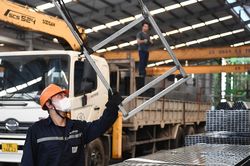Giá thép giảm lần thứ 13 liên tiếp