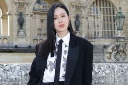 Son Ye Jin diện đồ cá tính đến show thời trang cao cấp tại Pháp