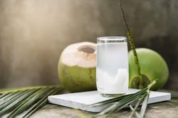 Uống nước dừa lợi và hại cho sức khỏe ra sao?