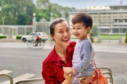 Á hậu Hoàng Oanh: 'Làm mẹ đơn thân không dễ dàng, tôi không thể giữ hình ảnh yểu điệu thục nữ'
