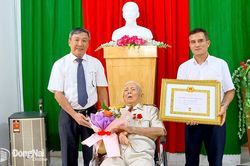 Trao Huy hiệu 70 năm tuổi Đảng cho đảng viên Nguyễn Xuân Miễn