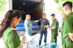 Phát hiện, thu giữ nhiều bình nghi đựng khí cười