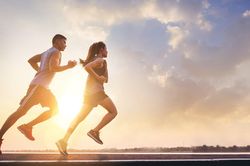 Sự khác biệt giữa chạy bộ 30 phút buổi sáng và đi bộ 60 phút buổi tối
