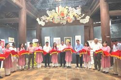 Khai mạc triển lãm 'Đối thoại với dòng tranh dân gian Hàng Trống'