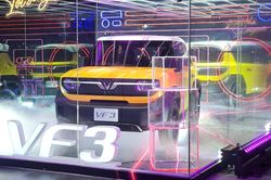VF 3 ra mắt - lần đầu VinFast giới thiệu xe trong lồng kính