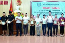 Tặng sổ BHXH, thẻ BHYT cho người khó khăn tại Quảng Bình