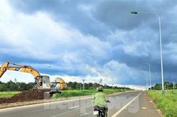Có biển cấm, xe vẫn phóng ào ào trên đại lộ nghìn tỷ đang thi công