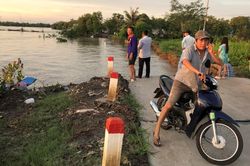 Sạt lở chia cắt đường về trung tâm xã, huy động phà đưa rước người dân