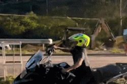 Clip: Rùng mình cảnh trẻ vị thành niên bốc môtô phân khối lớn