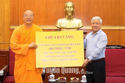 Chủ tịch Ủy ban Trung ương MTTQ Việt Nam Đỗ Văn Chiến tiếp nhận hỗ trợ thay thủy tinh thể cho người nghèo Na Hang