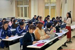 Xét tuyển đại học năm 2023: Điểm chuẩn từ 'thượng vàng' đến 'hạ cám'